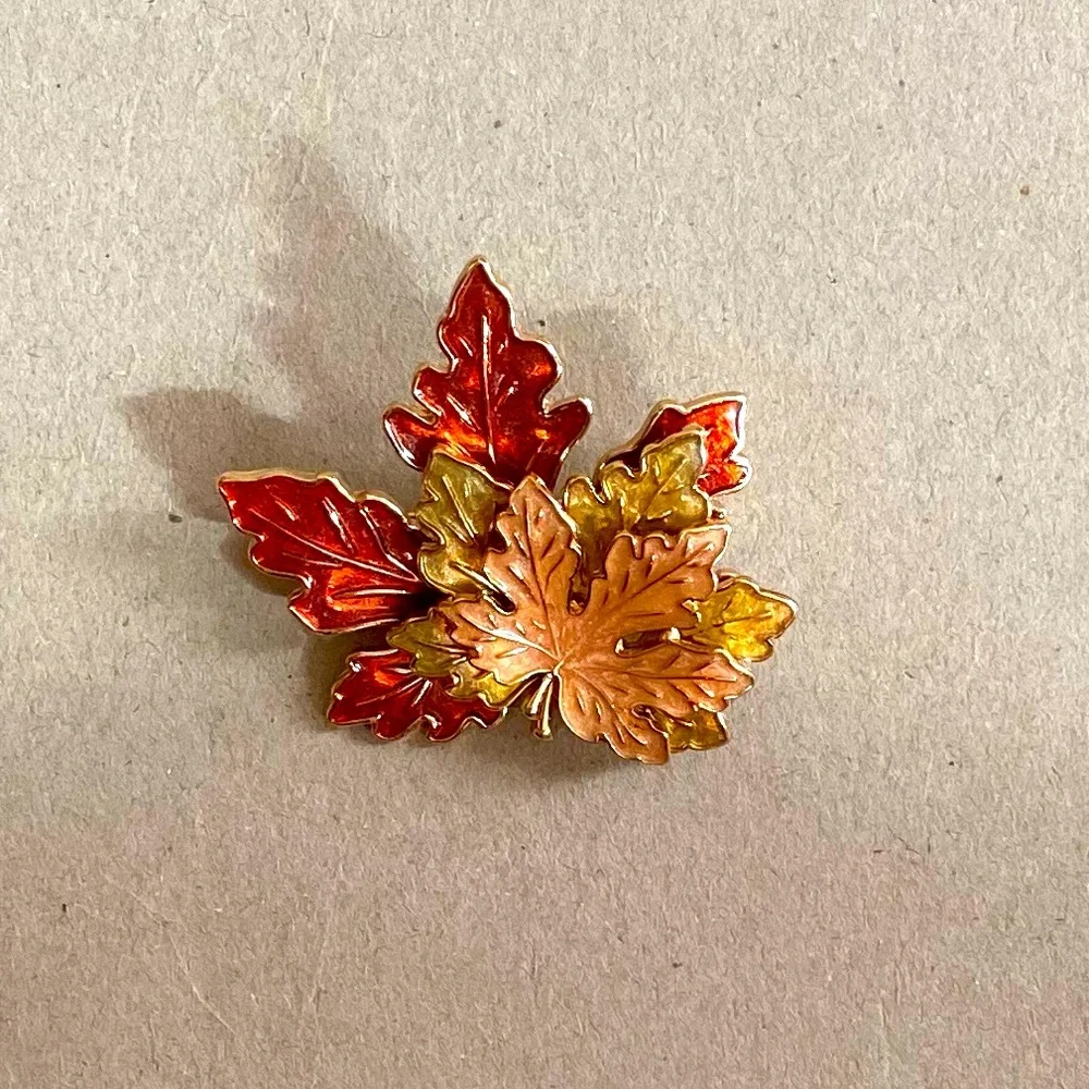 3 for $8 - Women’s Autumn Leaf Brooch - small size - Picture 1 of 4